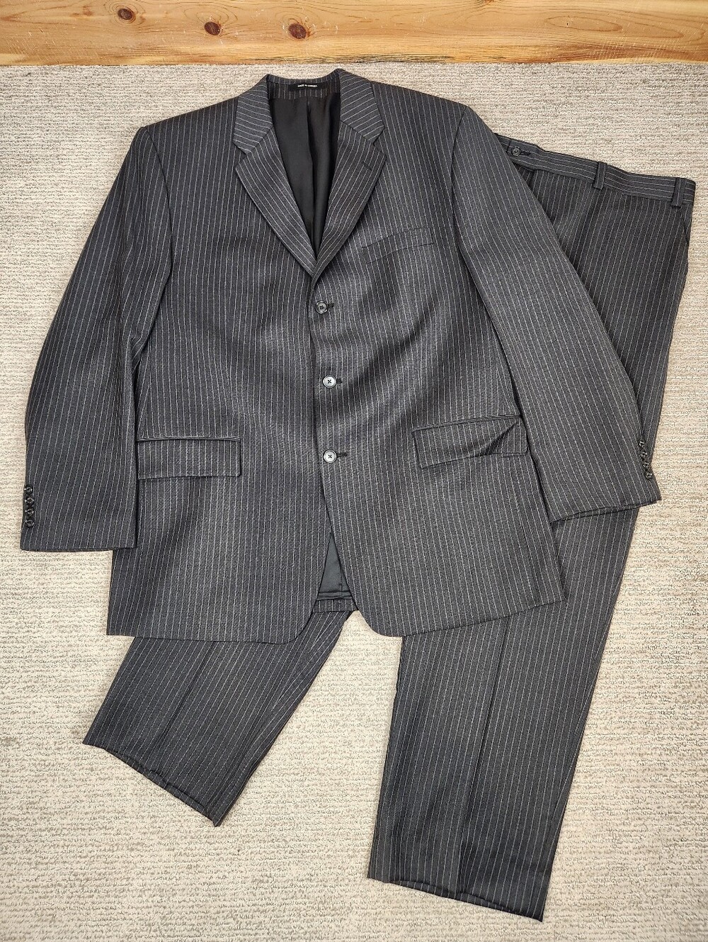 Calvin Klein 2 Piece Suit 100% Wool Mens Coat 44R Flat Pant 38x32 Gray Pinstripe